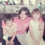 贝嫂晒童年萌照 网友直呼:太像小七了