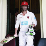 飞来横祸:澳板球手被球击中头部受重伤