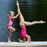 辣妈秀水上绝技 划板做瑜伽亲吻儿女