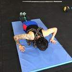 王大雷健身房苦练力量 身缠铁链做俯卧撑