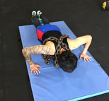 王大雷健身房苦练力量 身缠铁链做俯卧撑