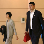 姚明夫妇现身 姚明替妻子叶莉拎包显恩爱