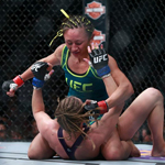 UFC草量级冠军引恶斗 两女上演火爆对攻