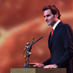 费德勒获瑞士年度最佳 帅气西装显优雅