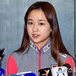 孙妍在回国倍受热捧 萝莉微笑显疲态