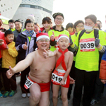 南京首届职工半程马拉松 “膺爸”“裸跑弟”抢眼