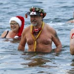 冬泳爱好者戴圣诞帽庆祝圣诞节