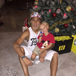 内马尔染白胡子Cos圣诞老人 携爱子卢卡合影