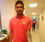 恒大体检埃神展示新纹身 美女排队与他合影