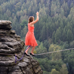 用生命在行走!妹子穿高跟鞋高空走钢丝