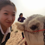 刘诗雯与骆驼玩自拍 称去沙漠太好玩