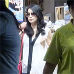 郭晶晶码港超市扫货 亲自排队拎大袋战利品