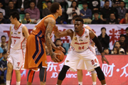广东大胜上海24连胜创纪录 易建联31+8