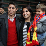 孔卡重返中超 携妻儿亮相上海