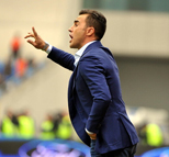 卡帅指挥比赛如演时尚大片 大秀兰花指