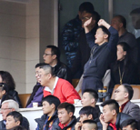 马云督战恒大振臂高呼 里皮坐看台