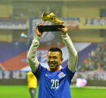 申花为徐亮办退役仪式 赠送金靴