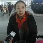 中国短道队三金凯旋 李琰笑容满面