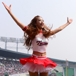 韩棒球宝贝热舞助阵 撩腿亮底电眼迷人