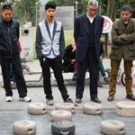 重庆街头现30斤石制象棋引棋友搏杀