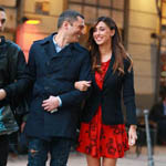 意甲教母着红色短裙携男伴出街 街边亲吻旁若无人