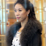 申雪保镖护驾女王范 皮草外套贵气十足