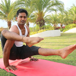 老外瑜伽教练挑战极限 高难度动作惊呆众人