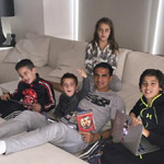 卡希尔一家于上海团聚 四儿女合照显温馨