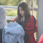 恒大助威团到场 美女球迷独坐一角惹人怜