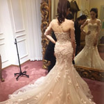 李帅晒娇妻美照 细腰丰臀百媚生