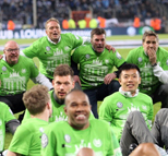 张稀哲与队友庆祝 狼堡杀进德国杯决赛