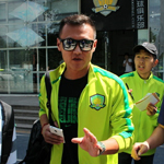 国安出征亚冠 徐云龙帅气墨镜随队出征