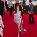 C罗前女友 伊莲娜高叉旗袍出席时装盛典