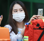 国安球迷“亮拳”盼击碎全北 两队美女斗艳