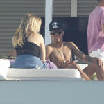 内马尔海边度假 与金发美女举止亲密