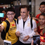 恒大回国球迷热情迎接 卡帅合影签名忙不停