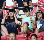 恒大太太团现场助威 美腿短裙争艳