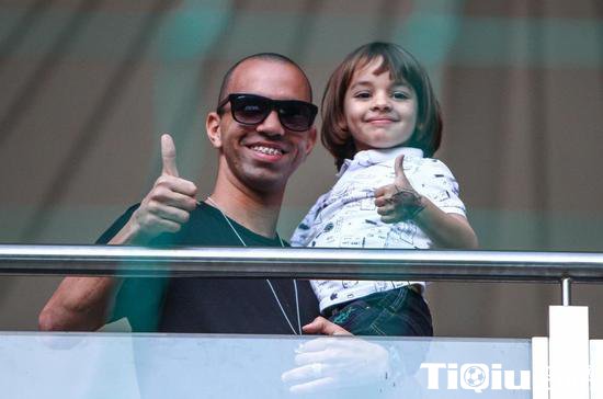 塔尔德利携女儿回老东家看球