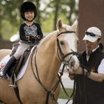 刘芸郑钧儿子Jagger学习骑马