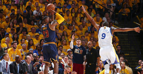 勇士VS骑士108-100 詹姆斯44分难挡水花