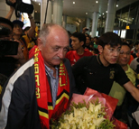 斯科拉里抵达广州 披恒大围巾一脸严肃