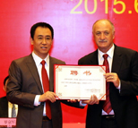 许家印颁发聘书 斯科拉里正式担任恒大主帅