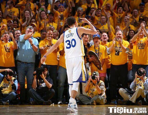 库里季后赛得分突破1000分