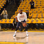 詹姆斯训练图集 神情专注练习中远投