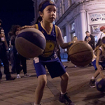 勇士夺冠球迷疯狂庆祝 金州掀起欢乐狂潮