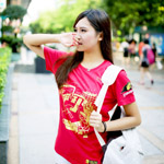 美女宝贝助威恒大 蹲地卖萌清纯可人