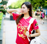 美女宝贝助威恒大 蹲地卖萌清纯可人