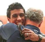 保利尼奥参训与斯帅深情相拥