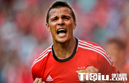 葡超锋霸遭中超挖角:我决定留在本菲卡