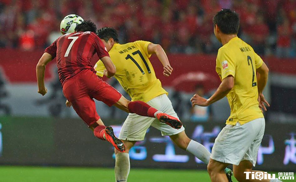 上港2-0双杀申鑫 埃弗拉武磊进球